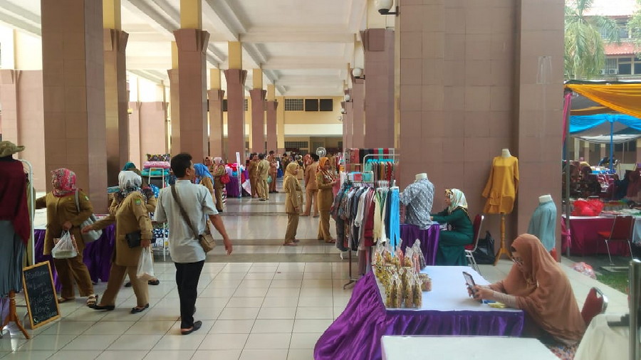 Pegawai Pemkot Tangerang Buru Kebutuhan Lebaran di Balai Kota