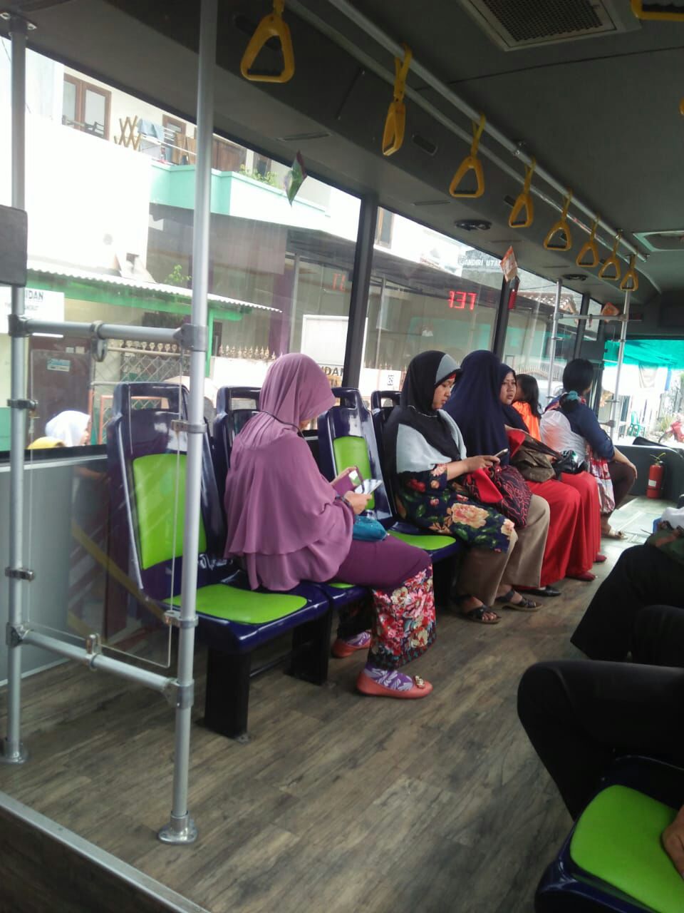 Masyarakat Kota Tangerang Antusias Naik BRT Koridor II