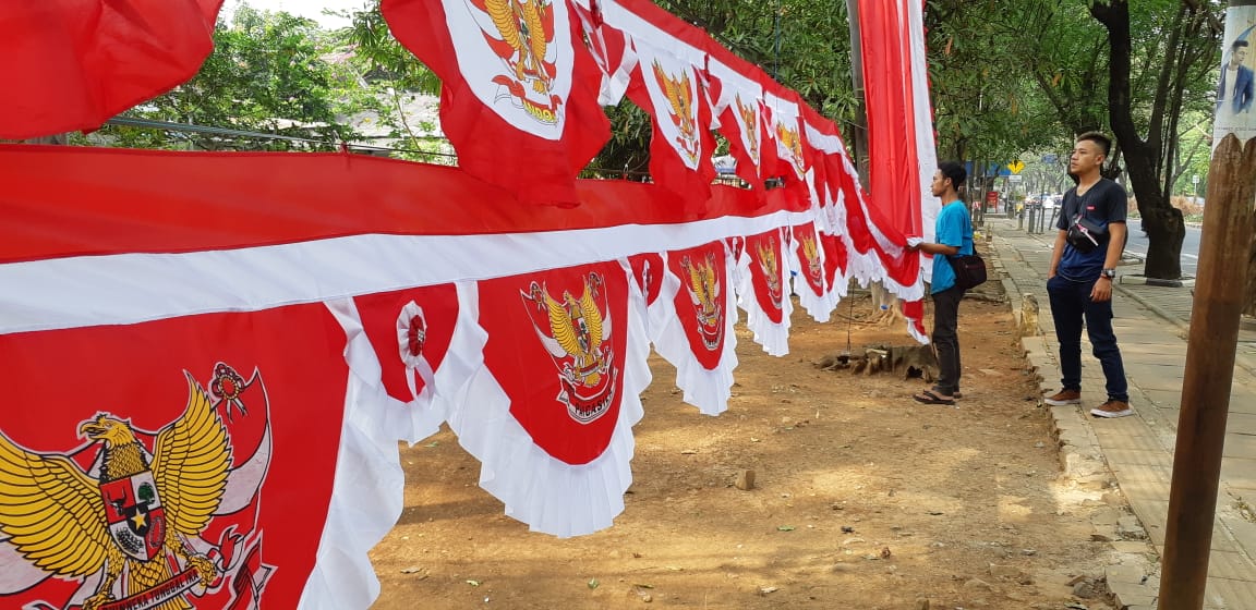 Pedagang Bendera Asal Garut Mengadu Peruntungan di Tangerang