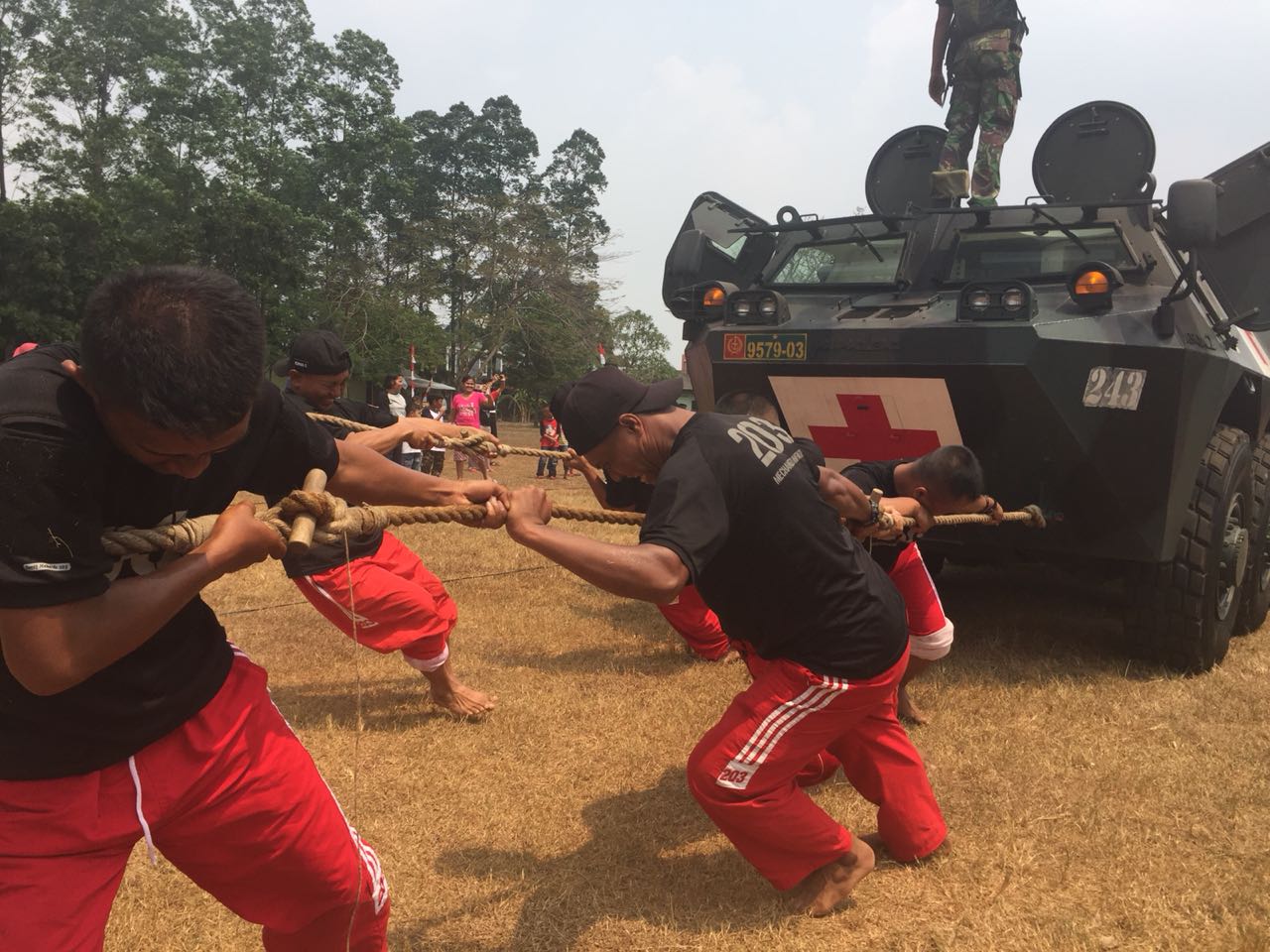 10 Prajurit TNI 203 Tertatih Tarik Panser Jenis Anoa