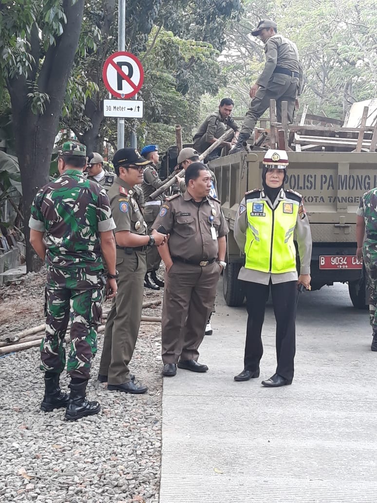 Mangkal di Stasiun, Ojol Kocar Kacir Lihat Satpol PP Kota Tangerang