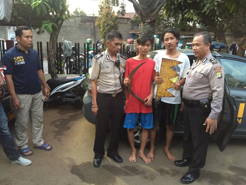 Pelajar di Tangerang Tenteng Celurit dan Gergaji Es Balok