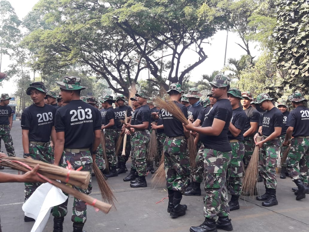 Ratusan Personil TNI Rayakan Ulang Tahun Lewat Bersih – bersih Pasar