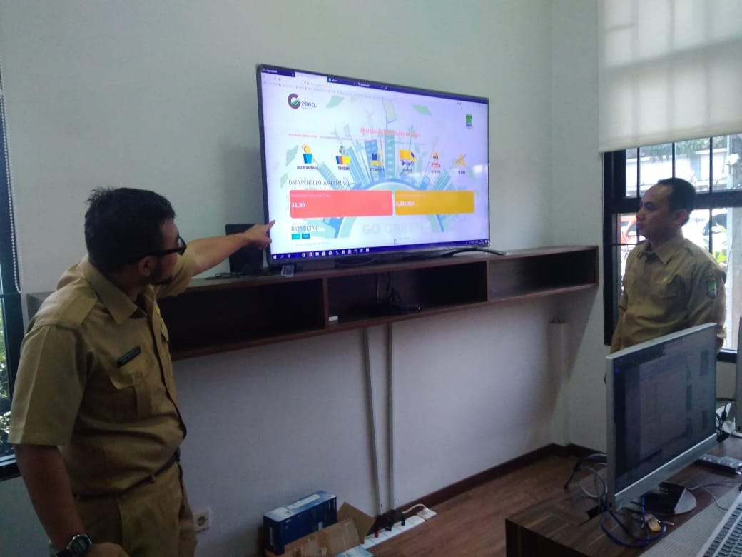 DLH Salurkan Dana Sedekah Sampah Untuk Korban Gempa Lombok