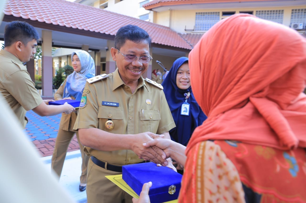 Sachrudin Serahkan 24 SK Pensiun Pegawai Pemkot Tangerang