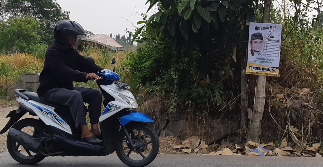 Nyaleg Lagi, Anggota DPRD Kota Tangerang Narsis di Pohon