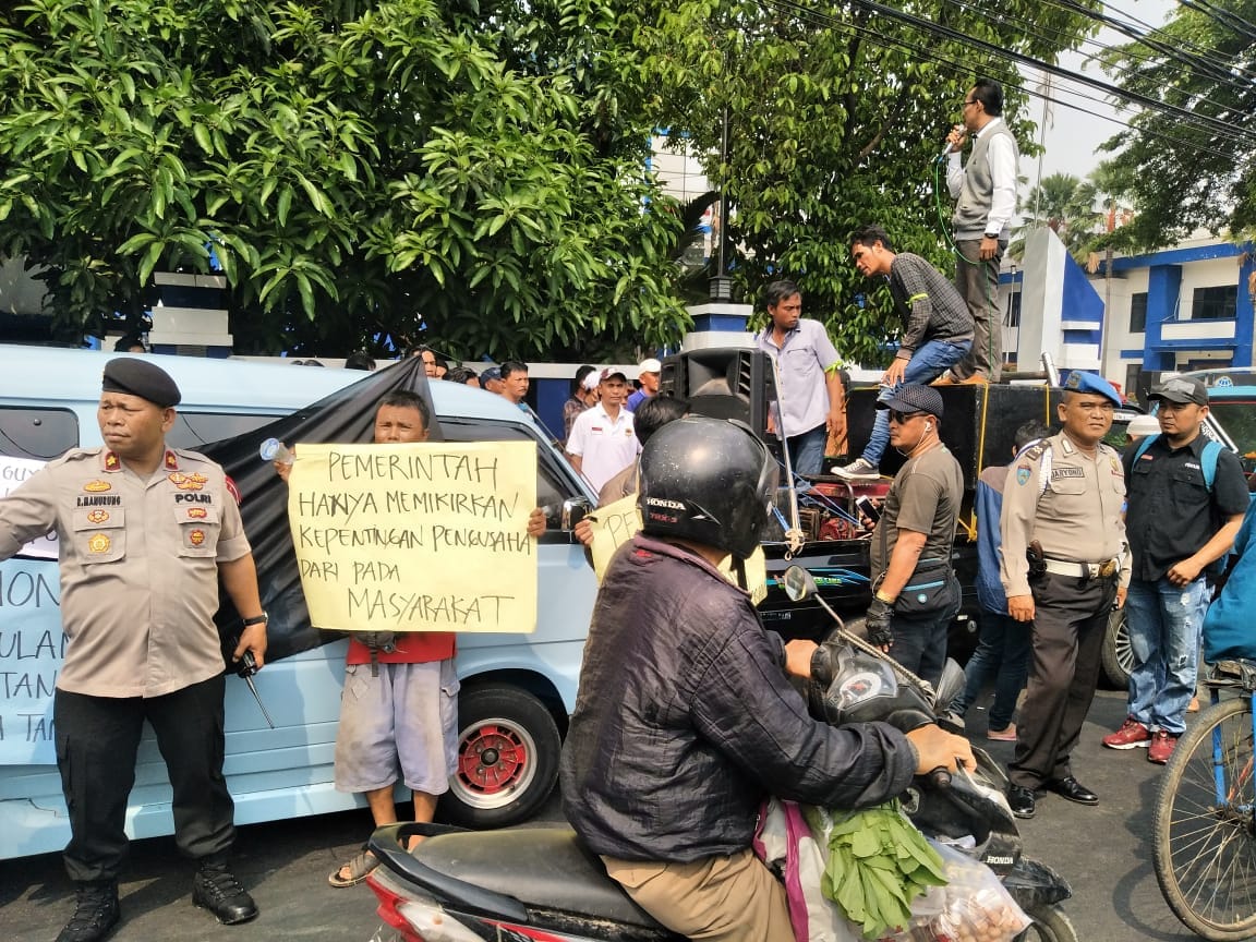Tolak BRT, Ratusan Sopir Angkot Geruduk Kantor Dishub Kota Tangerang