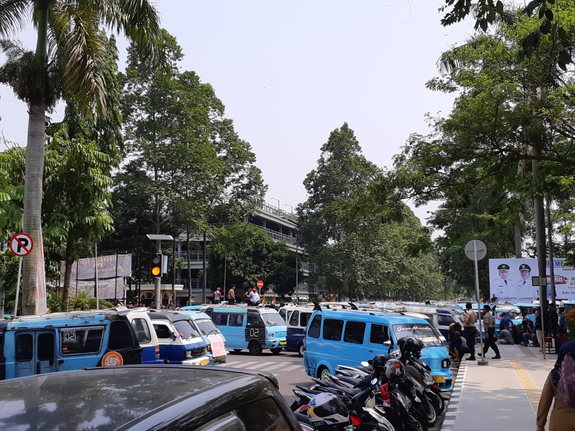 Kembali Demo, Ratusan Sopir Angkot Lumpuhkan ke Akses Pemkot Tangerang