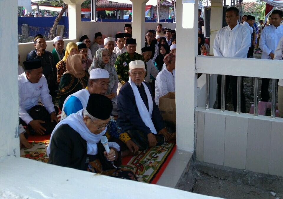 Ma’ruf Amin Ziarahi Makam Ayahandanya di Kresek