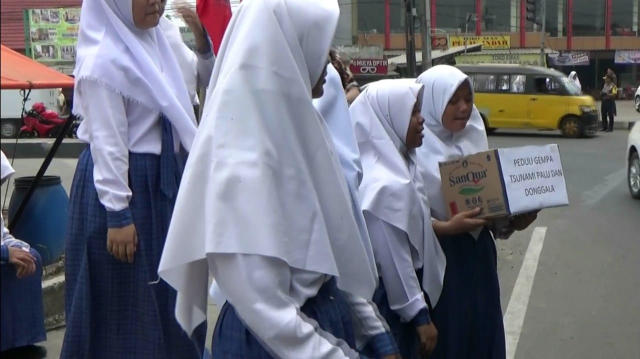 Pelajar SMP di Tangerang Turun ke Jalan Galang Bantuan