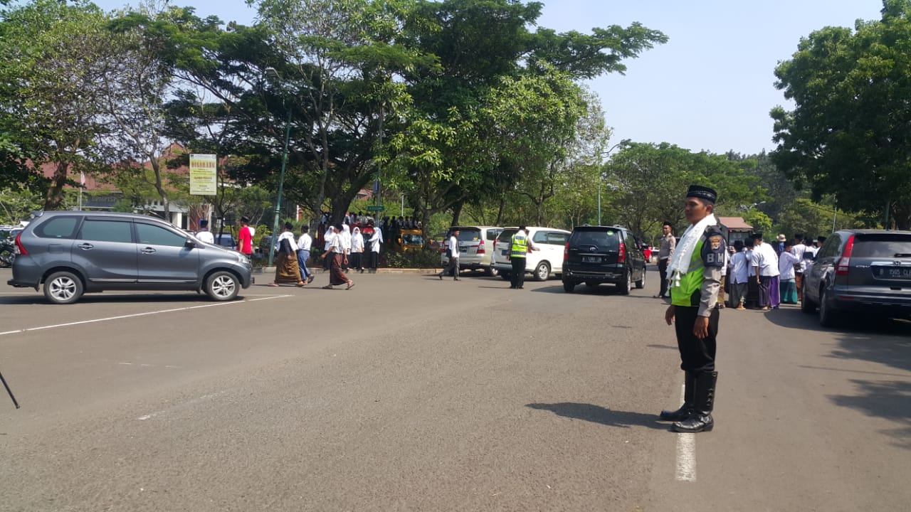 Hari Santri, Anggota Polresta Tangerang Atur Lalin Pakai Sorban