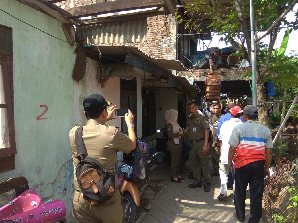 Satpol PP Bongkar Bangunan di Neglasari, Warga Sepakat Pindah ke Rusun