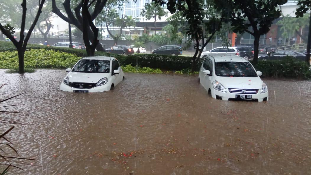 Kawasan Lippo Karawaci Banjir, Lalu Lintas Lumpuh Total