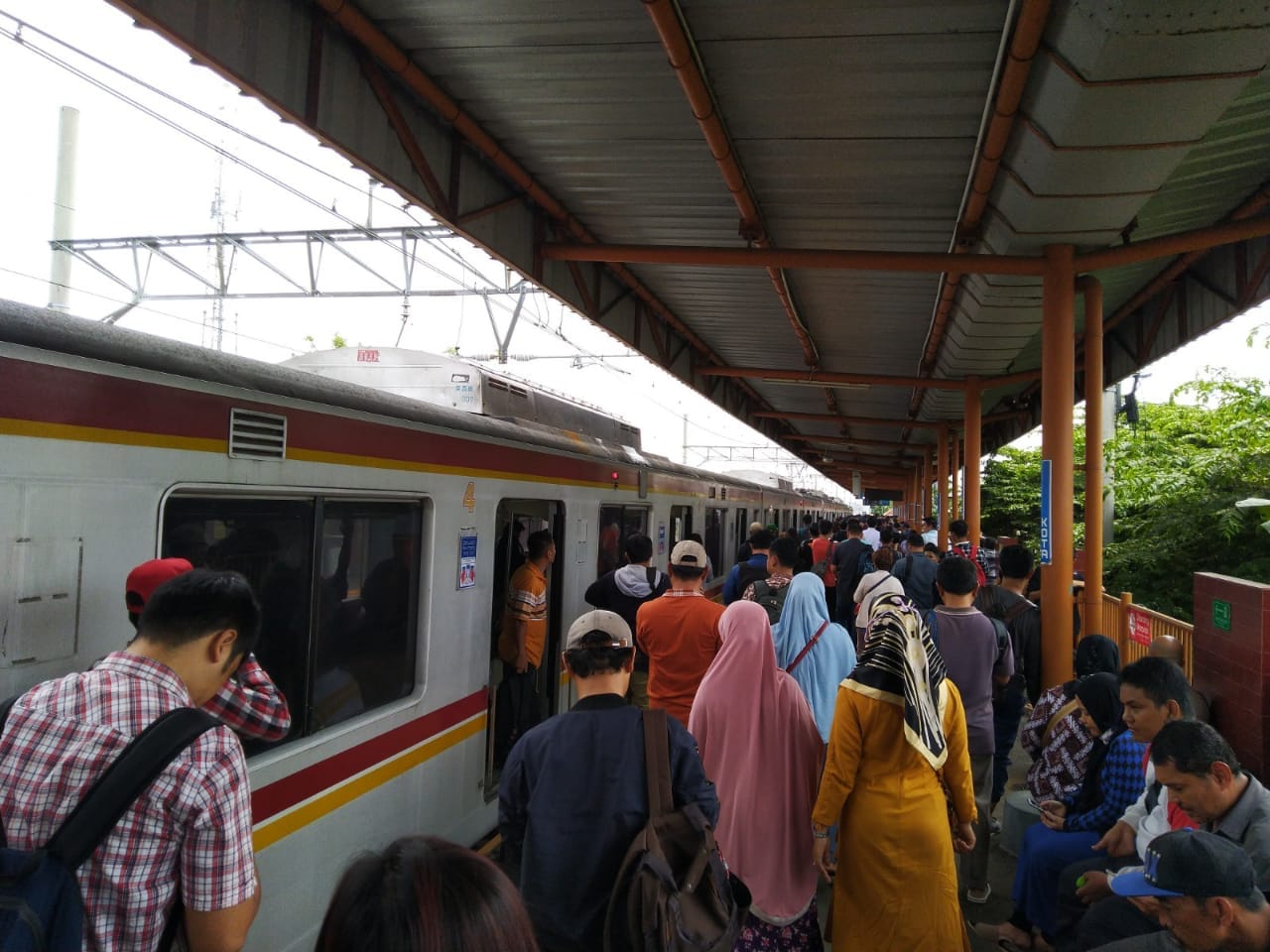 Ada Kebakaran, Commuter Line Tangerang – Duri Terhenti