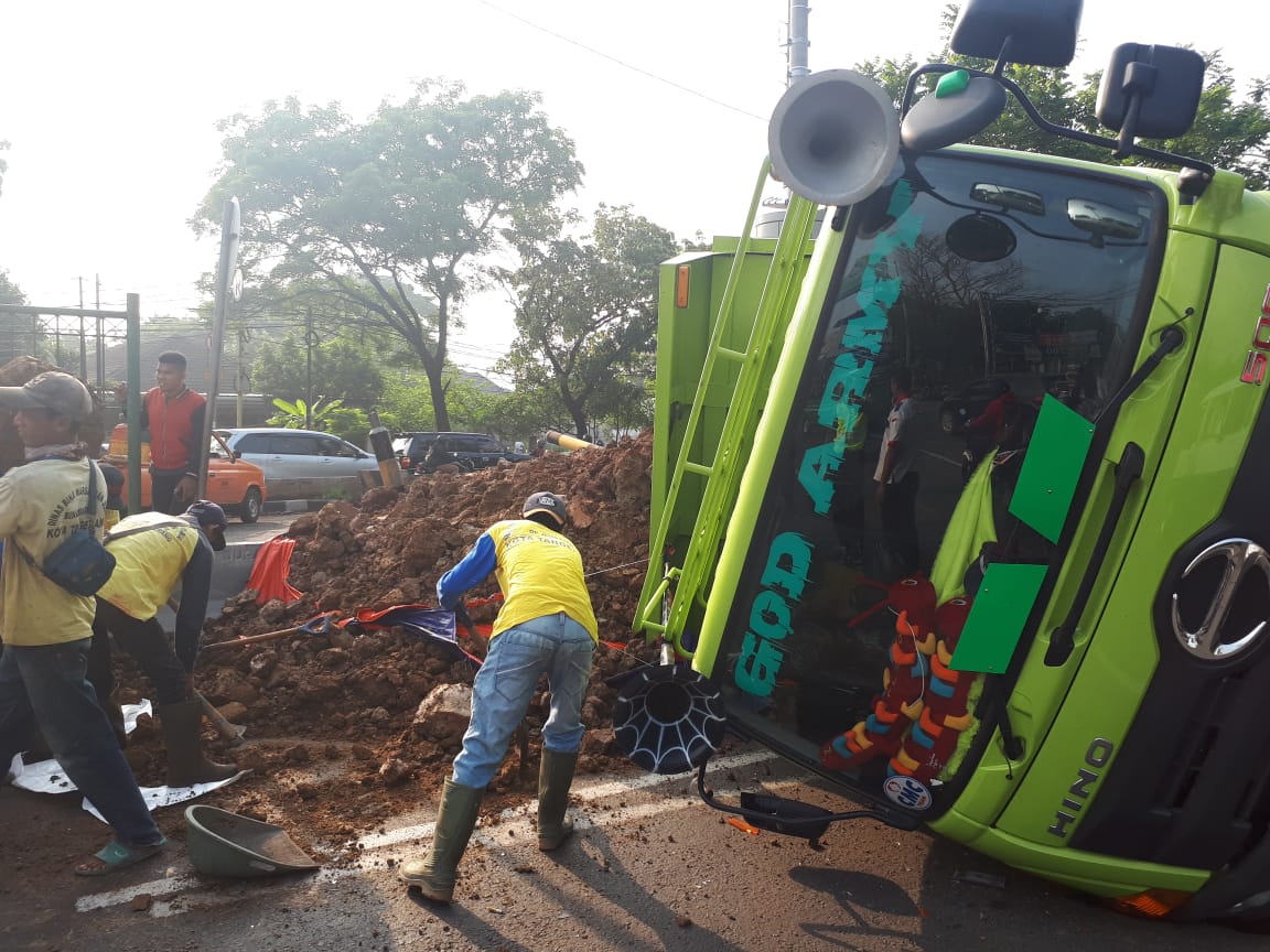 Truk ‘GOD ARMY’ Tersungkur, Jalan MH Thamrin Macet Total