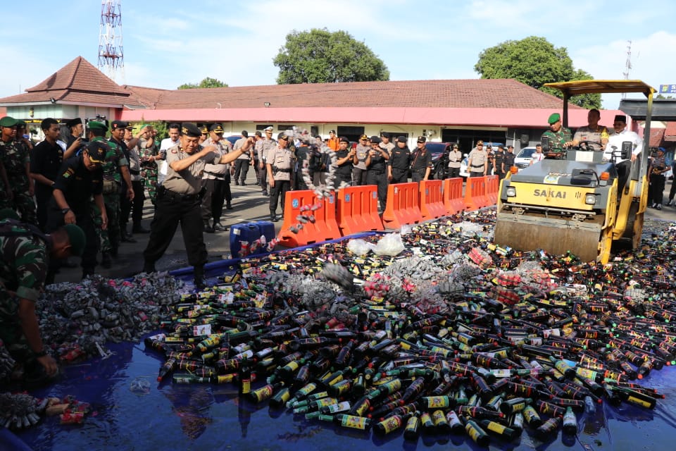 15.000 Botol Berisi Miras Dimusnahkan Polrestro Tangerang