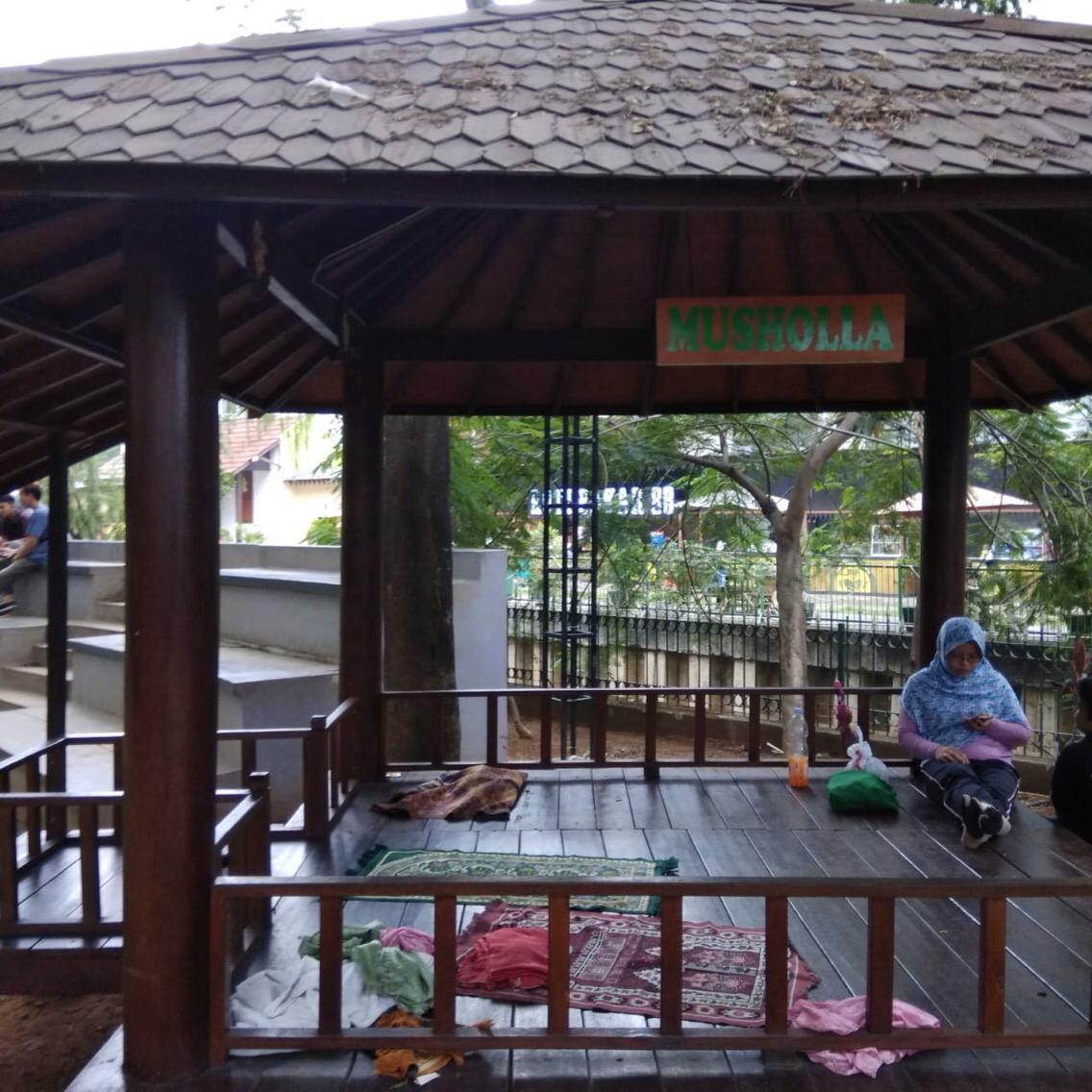 Beribadah dan Bersantai di Musala di Taman Potret