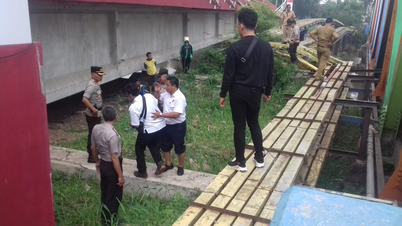 Pria Paruh Baya Tewas Gantung Diri di Jembatan Teuku Umar
