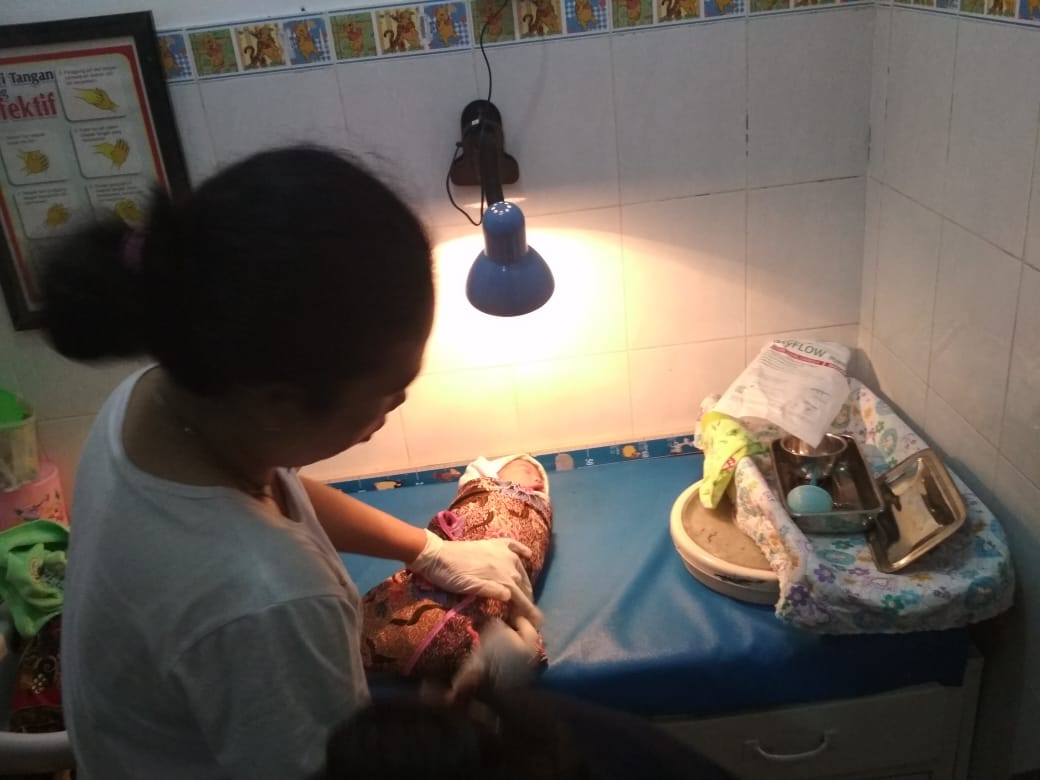 Warga Benda Panik Temukan Bayi Laki-laki Dalam Kantong Kresek