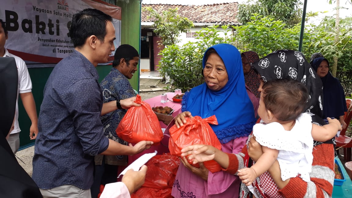 Yayasan Sahati Bagikan Ratusan Paket Bahan Pokok di Karawaci