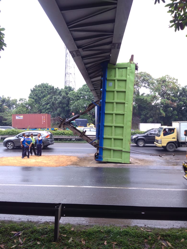 Tabrak JPO, Truk Kosong Melintang di Tol Tangerang – Merak