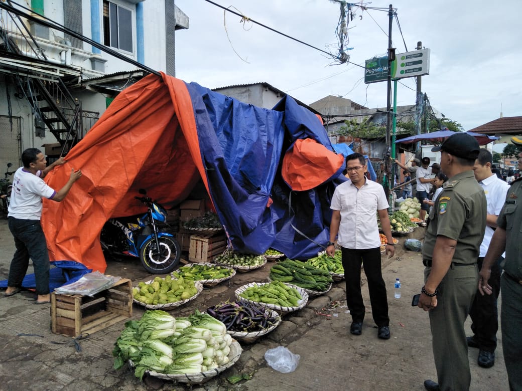 Tak Terima Lapaknya Dibongkar, PKL Pasar Anyar Kesal