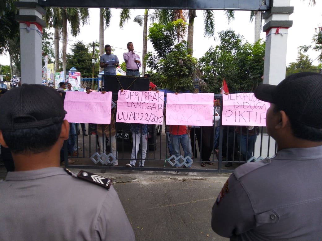 Warga Demo di Dinas PUPR Lebak, Dua Proyek Ini Disoal