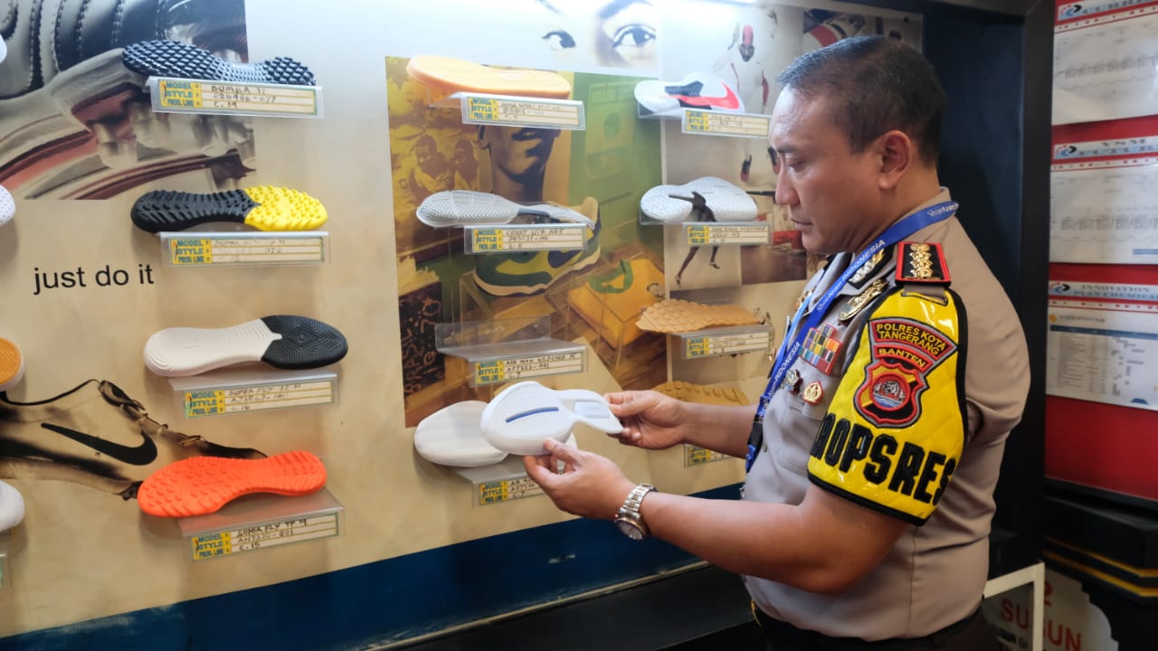 Cek Sejumlah Pabrik Sepatu, Kapolres Tangerang Tak Temukan Sepatu Nike yang Viral