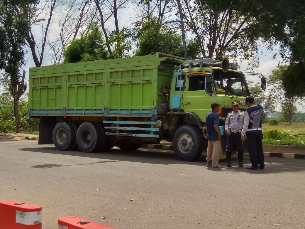 Banyak Pihak Coba Lemahkan Aturan Jam Operasional Truk di Tangerang