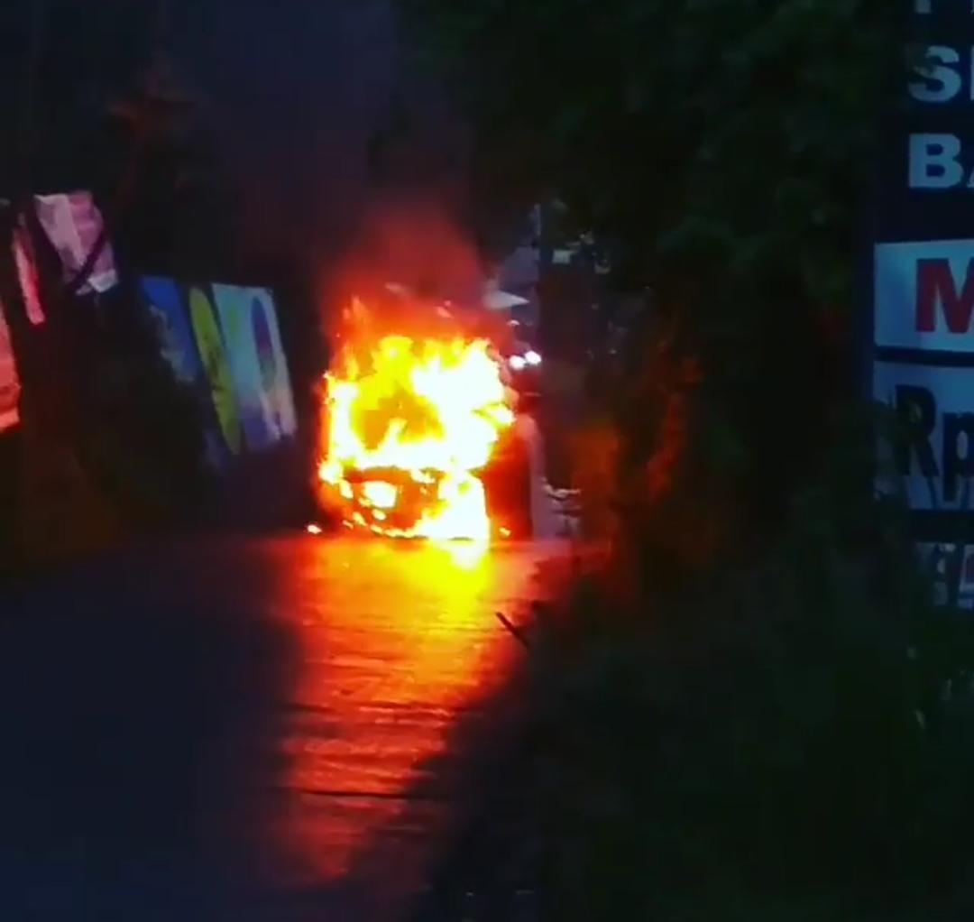 Bikin Heboh, Mobil Grand Livina Mendadak Terbakar di Kademangan