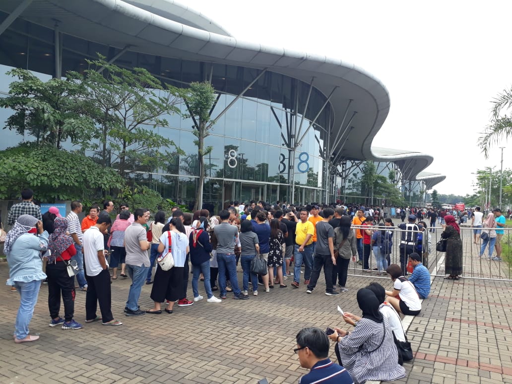 Ingin Beli Mobil Tanpa DP, Ribuan Nasabah Mengular di CIMB Niaga Xtra Xpo