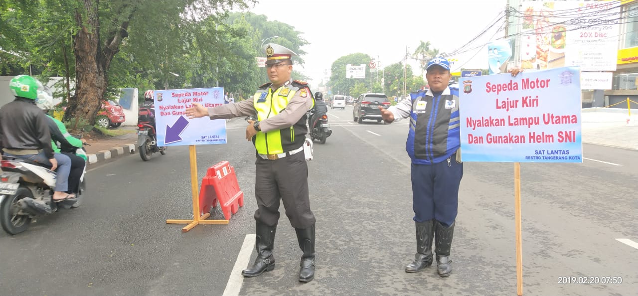 Satlantas Polrestro Tangerang Sterilisasi Jalur Parkir di Jalan Daan Mogot
