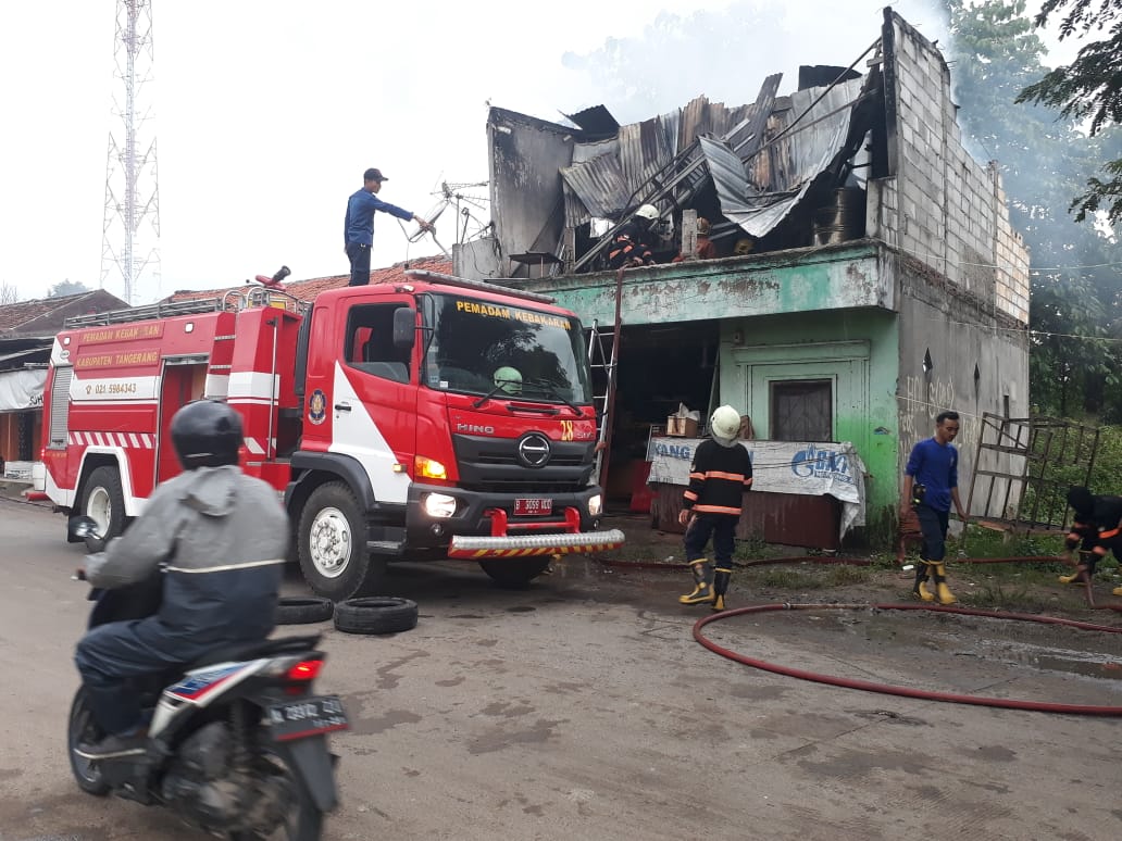 Korsleting Listrik, Ruko Dua Lantai di Sukamulya Hangus Terbakar