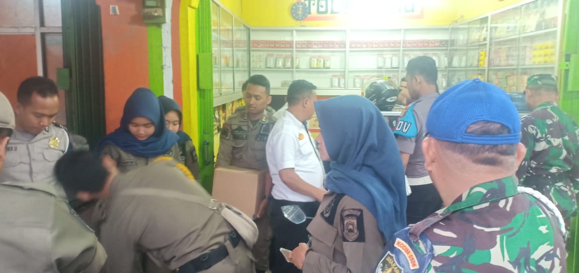 Tak Terima Miras Dagangannya Disita, Pemilik Warung Jamu Caci Petugas Satpol PP