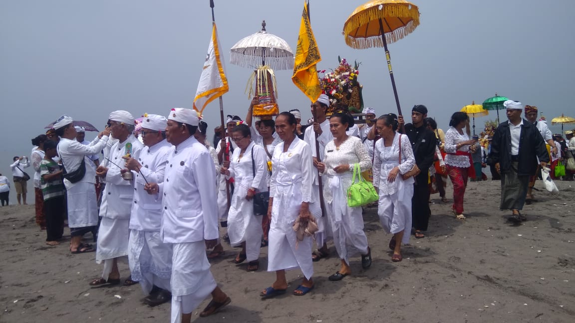 Jelang Hari Raya Nyepi Tahun Saka 1941, Ribuan Umat Hindu Laksanakan Upacara Melasti