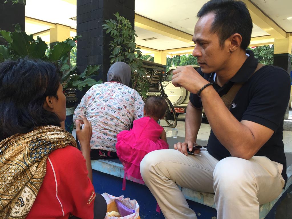 Mengemis di Lampu Merah TangCity Mall, Balita dan Ibunya Diamankan Petugas Satpol PP