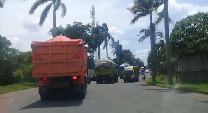Kerap Macet Lantaran Truk Parkir Di Bahu Jalan, Kadishub Minta Camat Sediakan Kantung Parkir