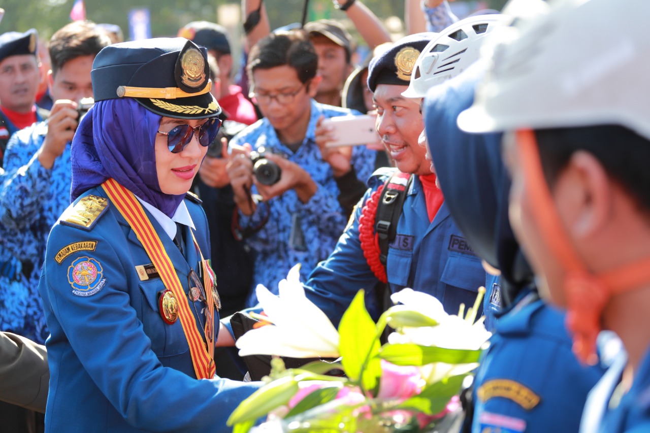 Wali Kota Tangerang Selatan Airin Rachmi Diany menyalami petugas Damkar.(ger)
