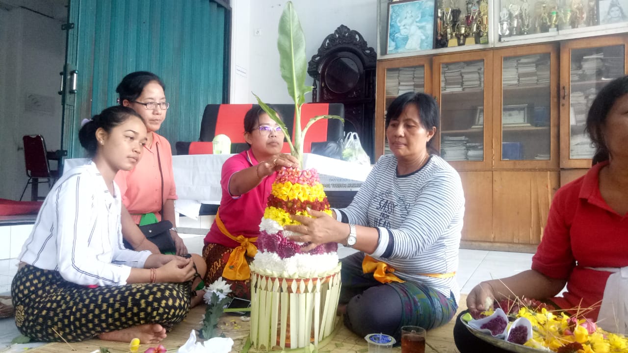 Jelang Nyepi, Krama Banjar Dharma Laksana Gotong Royong Buat Banten Caru
