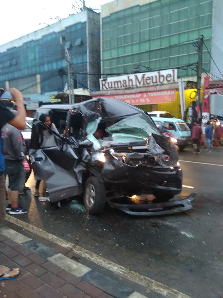 Hilang Kendali, Pengendara Mobil Tewas Usai Menabrak Truk Sampah