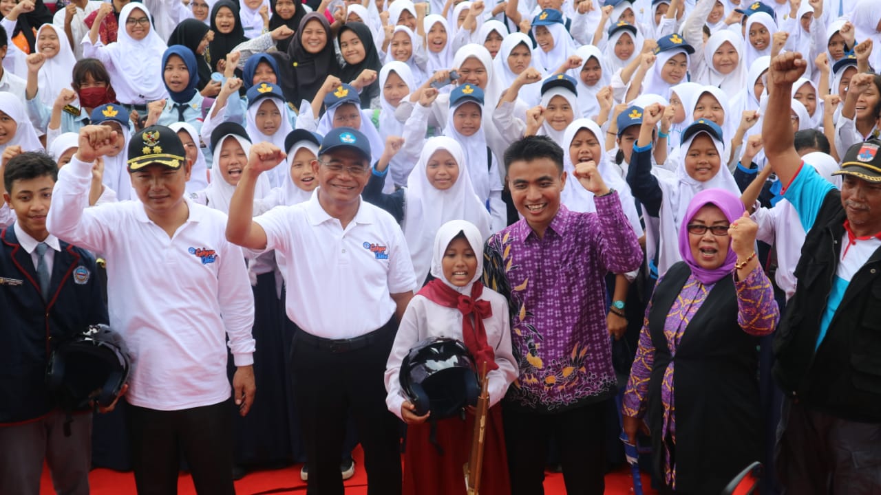 Mendikbud Muhadjir Effendy didampingi Wabup Tangerang Mad Romli berfoto bersama guru dan siswa dalam acara Gebyar Pendidikan dan Kebudayaan yang berlangsung di Lapangan Maulana Yudha, Tangerang.(don)