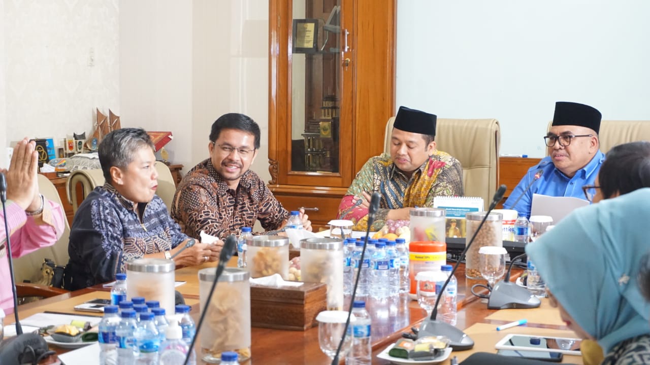 Komisi IX DPR RI bertemu dengan Wali Kota Tangerang Arief R. Wismansyah. Ada sejumlah hal yang dibahas dalam kunjungan kerja tersebut.(aul)