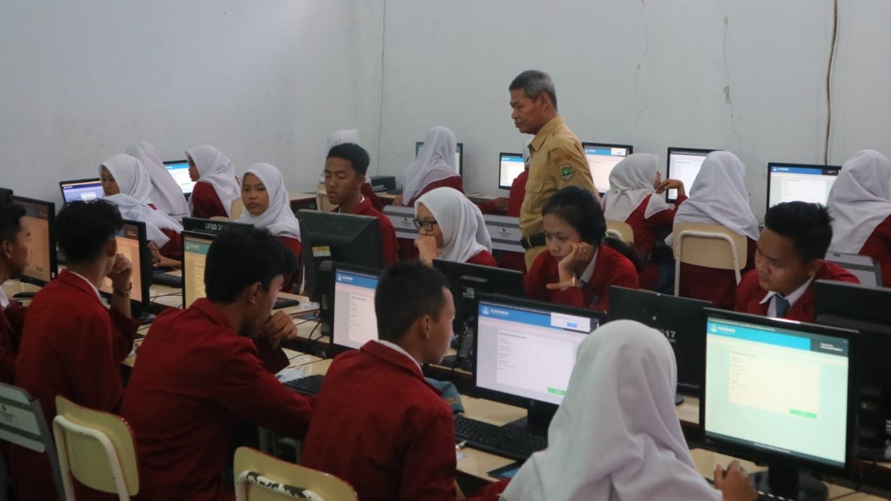 Pelaksanaan UNBK di SMKN 4 Tigaraksa.(don)