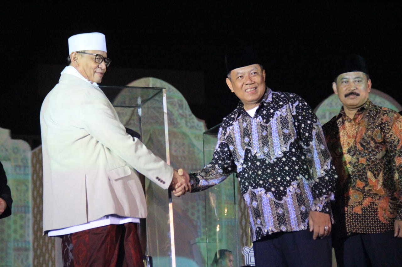 Gubernur Banten Wahidin Halim (kiri) memberikan selamat kepada Wakil Wali Kota Tangsel Benyamin Davnie atas kemenangan Tangsel menjadi juara umum di ajang MTQ tingkat Provinsi Banten tahun 2019.(ger)