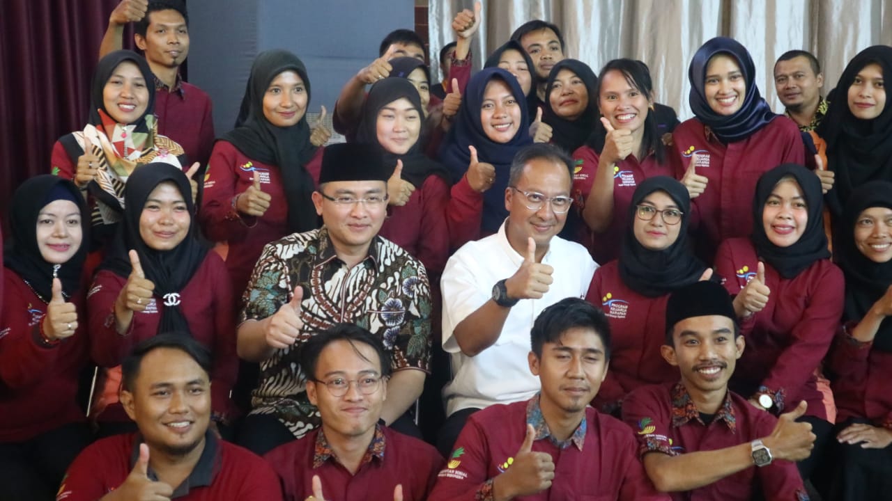 Wagub Banten Andika Hazrumy bersama Mensos Agus Gumiwang foto bersama pendamping PKH.(ger)