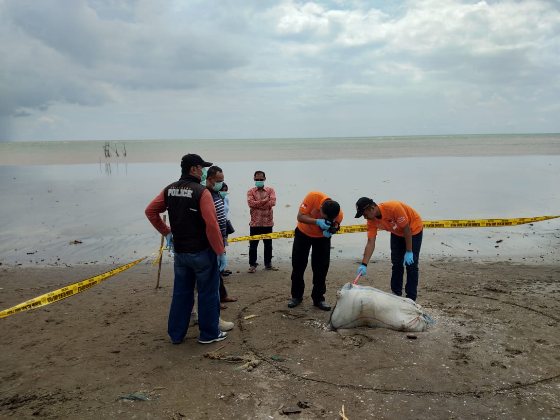 Mayat Dalam Karung Ditemukan di Pesisir Pantai Pandeglang