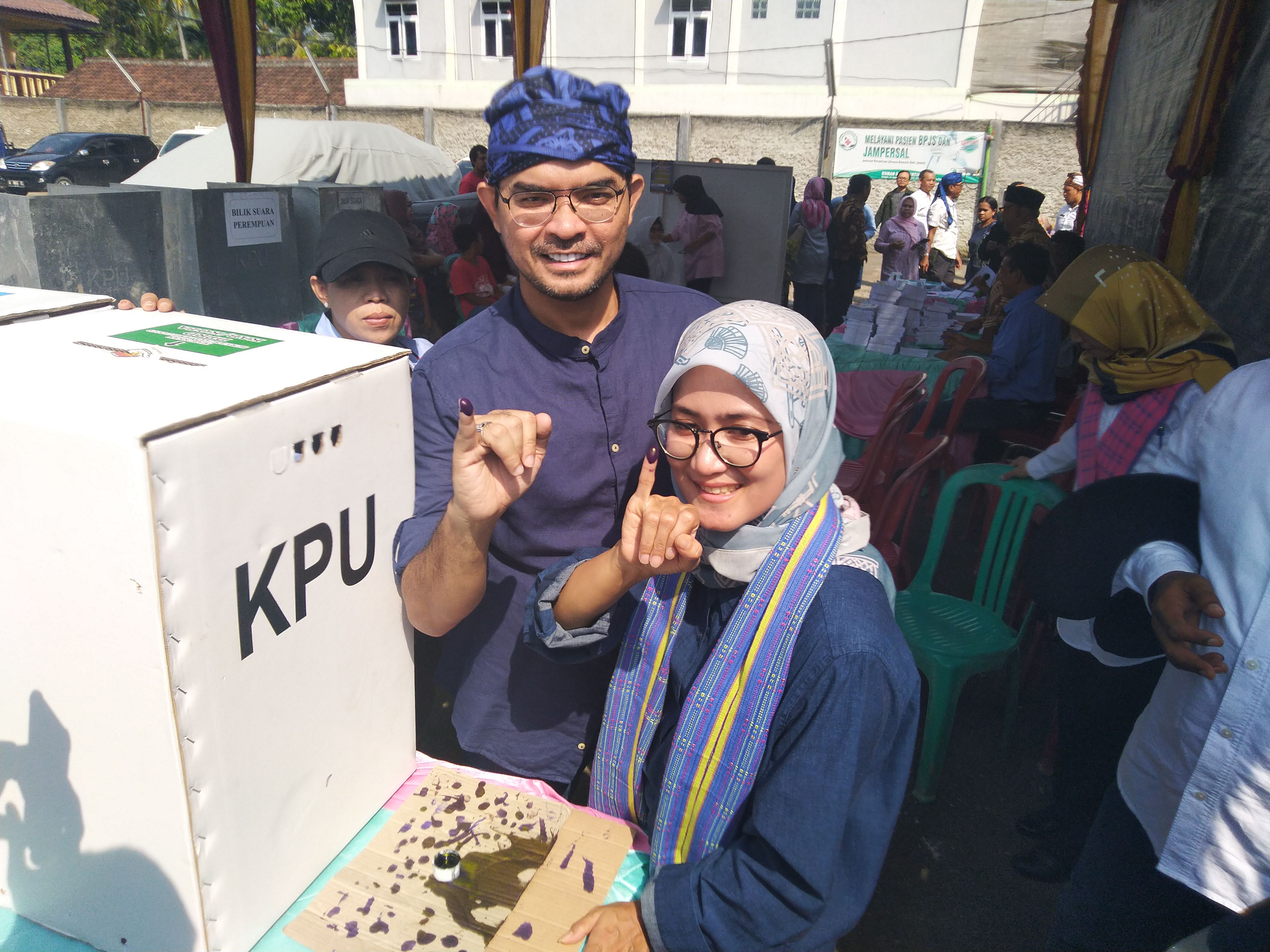 Iti Octavia Jayabaya dan Farid Darmawan usai menyalurkan hak pilih.(and)