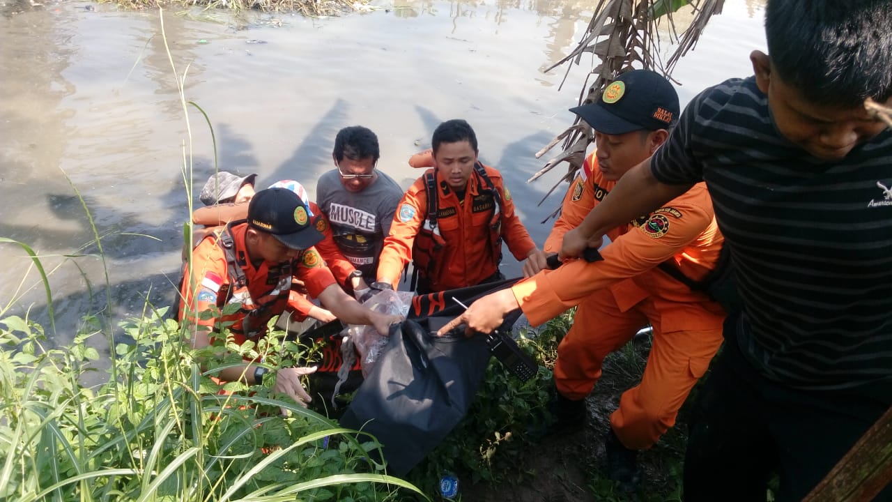 Evakuasi jasad Nur Wahid yang terseret arus sungai saat berusaha menolong temannya yang jatuh ke sungai.(don)