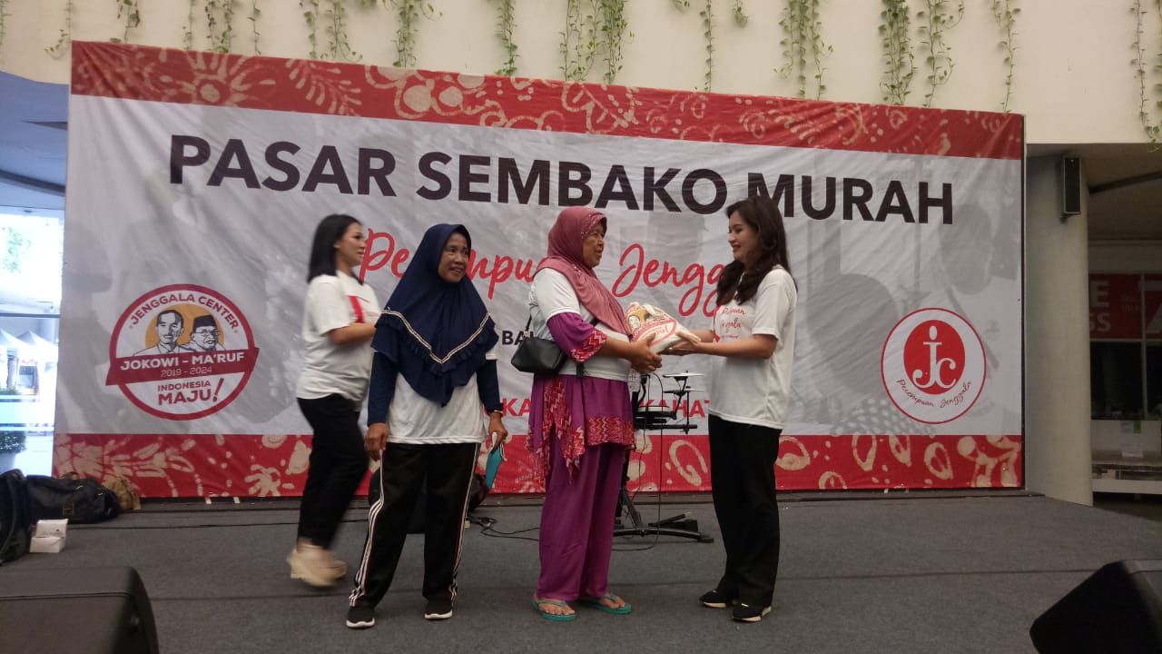 Perempuan Jenggala Bantu Emak-emak di Tangerang Dapatkan Sembako Murah