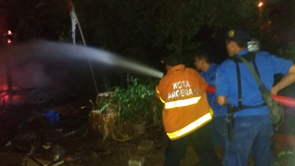 Petugas saat memadamkan kebakaran bedeng di Poris Jaya, Tangerang.(istimewa)